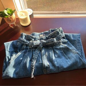 Abercrombie and Fitch Mom Jean with belt size 25